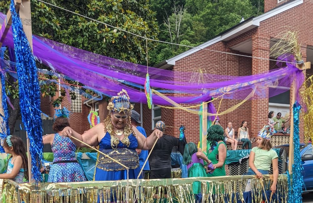 Marshall-mermaids-pirates-fest-parade-float