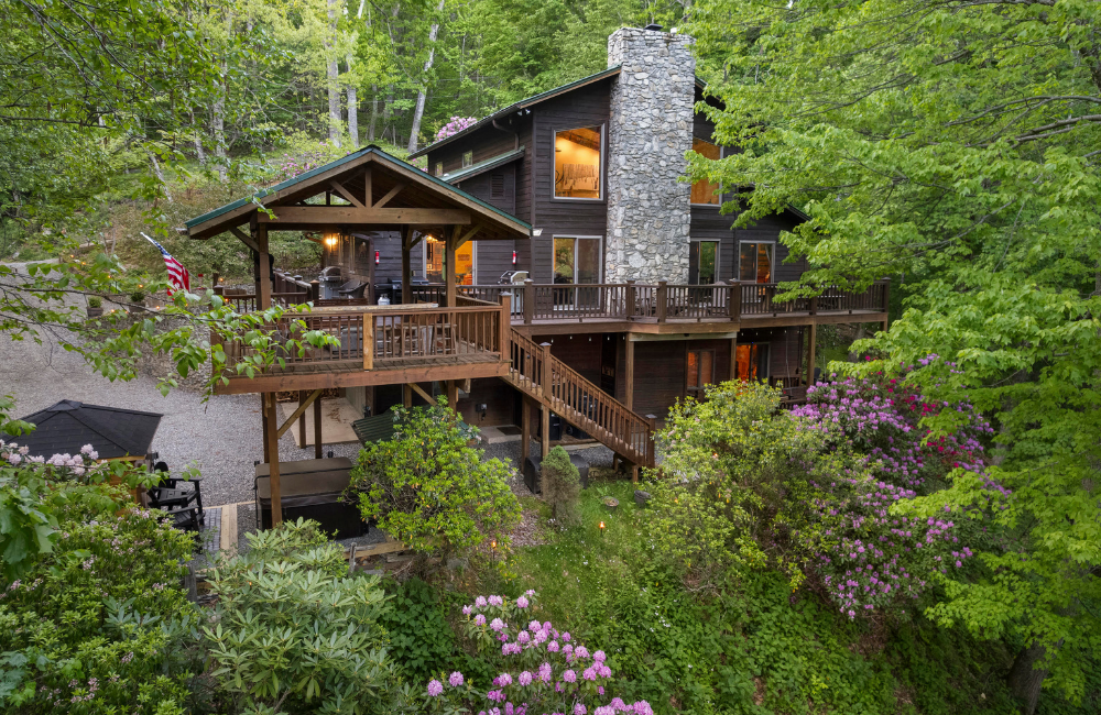 Exterior photo of a luxury cabin in summer