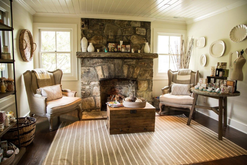 Elegant sitting area witih fireplace