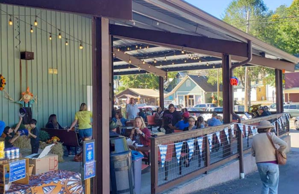Restaurant with outdoor dining in Dillsboro NC