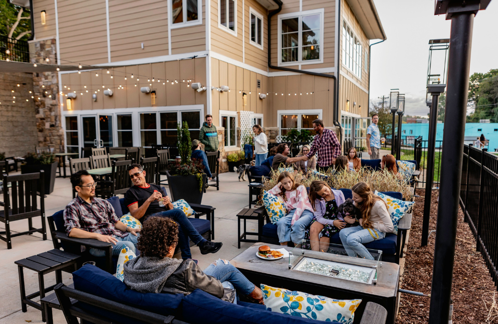 Outdoor dining at Lantern Lodge Asheville